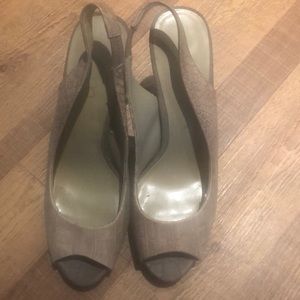 Nine & Co. Tan Neutral Alligator Peeptoe Heels